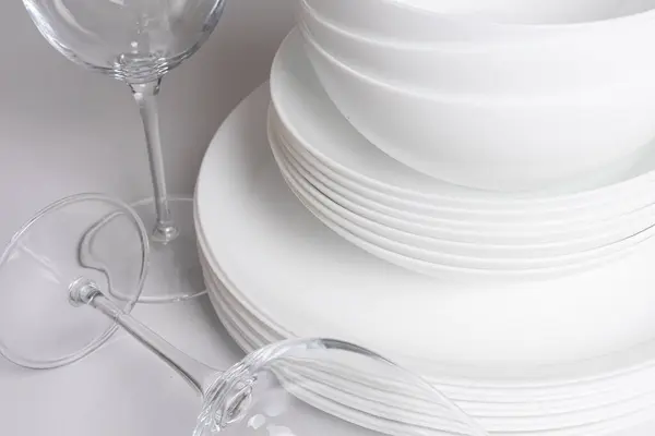 boş beyaz sofra takımı ve gözlük masa arka planında