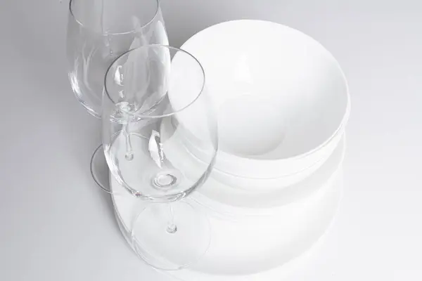 boş beyaz sofra takımı ve gözlük masa arka planında