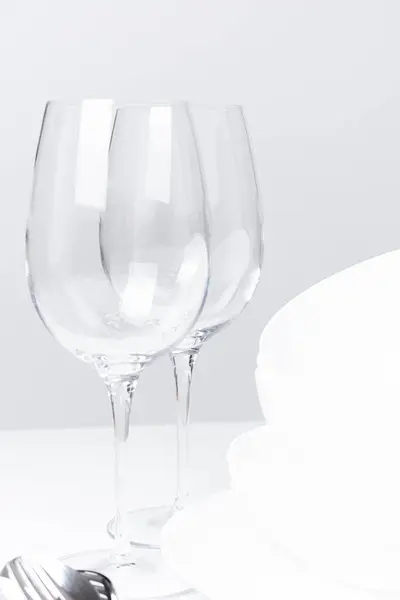  Beyaz arka planda çatal bıçak takımı olan bardaklar, kapatın.