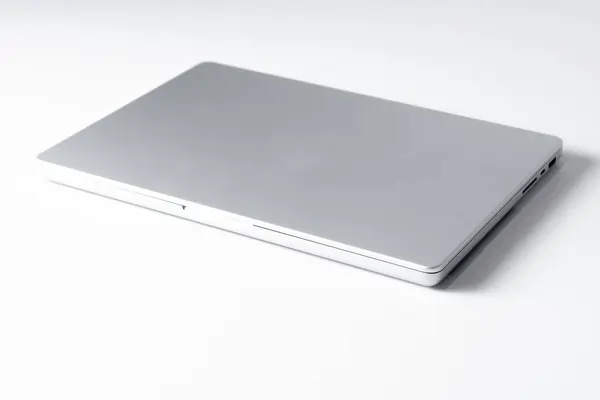 gri laptop beyaz zemin üzerine izole