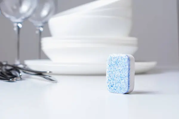 Beyaz arkaplanda çatal bıçak takımı olan boş bardaklar