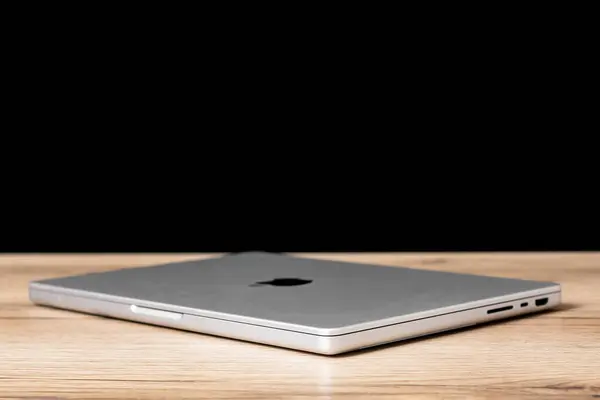 yakın - modern elma imac laptop ahşap masa üzerinde