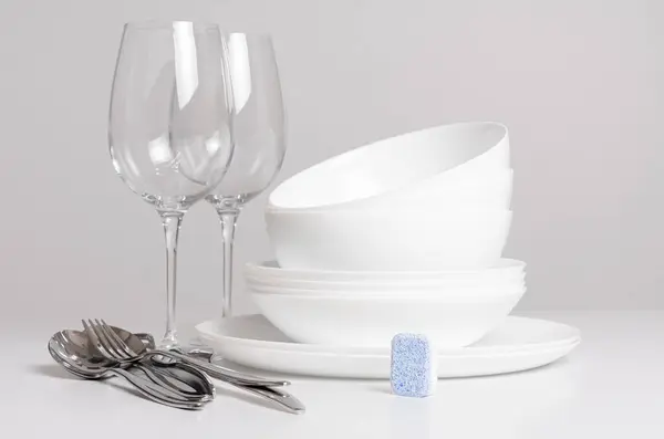  Beyaz arka planda çatal bıçak takımı olan bardaklar, kapatın.