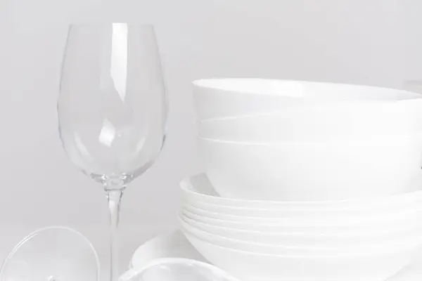 boş beyaz sofra takımı ve gözlük masa arka planında