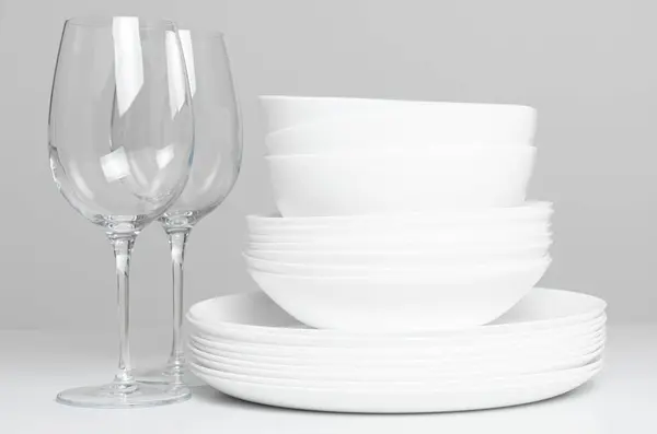 boş beyaz sofra takımı ve gözlük masa arka planında