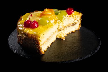 Arka planda meyveli kek, yakın plan.