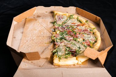 Ispanaklı pizza, arka planda et ve peynir, kapat.