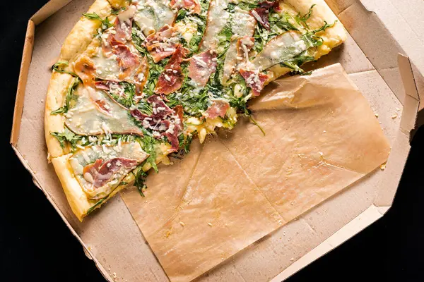 Ispanaklı pizza, arka planda et ve peynir, kapat.