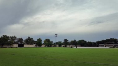Gökyüzü arkaplanlı boş Kriket Stadyumu
