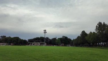 Gökyüzü arkaplanlı boş Kriket Stadyumu