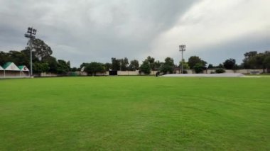  Gökyüzü arkaplanlı boş Kriket Stadyumu