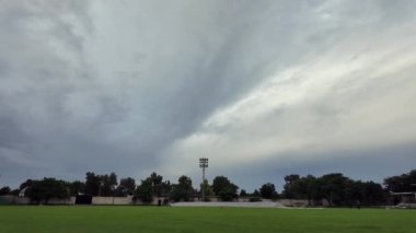 Gökyüzü arkaplanlı boş Kriket Stadyumu Işıkları