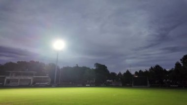 Gökyüzü arkaplanlı boş Kriket Stadyumu Işıkları