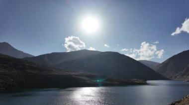  Lake and Mountain Harmony A Scenic Drive Along calm Green Waters, Sun-Kissed Landscape, ve Fluffy White Clouds ile nefes kesici Blue Sky - 4K