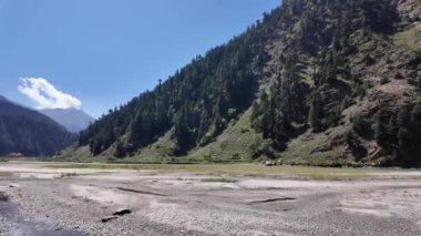 Alçak Sulu Nehirli Manzaralı Dağ Manzarası ve Yumuşak Bulutlu Açık Gökyüzü