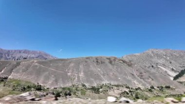  Nehir Manzaralı Manzaralı Manzaralı Dağ Yolu Yolu, Dağ Manzarası, Güzel Vadi Evleri ve Nefes Kesen Skyline - 4K