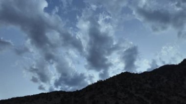 Önsezili Karanlık Majesteleri - Bereketli Ağaçlı Yüksek Dağ, Uğursuz Kara Bulutlar ve Dramatik Karanlık Gökyüzü - 4K