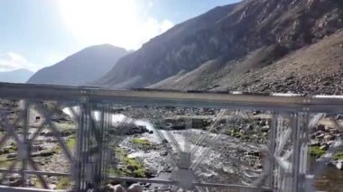  Mountain Road Bliss A Steel Köprüsü Nehrin Üzerinde, Doğanın Güzelliği, Gün Işığı, Açık Gökyüzü ve Bulutlar ile çevrili - Nefes kesici bir dağ manzarasında rahatlatıcı bir sürüş - 4K