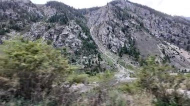 Serenity Breathaway 'i Crystal River, Lush Trees, Majestic Rocks, Winding Roadside View, Turbulent Clouds ve Smooth Riverbed, Perfect for Nature Lovers, Travelers ve Hiker 4k ile keşfedin..