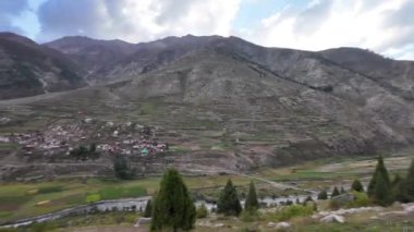 River ile Mountain River Bliss Manzarası Yolu, nefes kesici manzaralar, evler, Majestic Peaks, Blue Sky, Cinematic Clouds ve Car Side View, Picturesque Valley - 4K