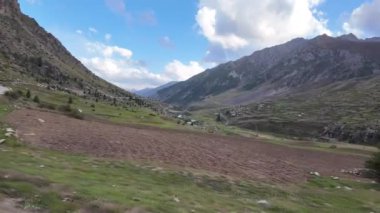  Bereketli Yeşil Tarlalar, Ağaçlar, Yerleşim Evleri, Elektrik Kuleleri ve İki Taraftaki Görkemli Dağ Manzaraları, Güzel Mavi Gökyüzü, Beyaz Bulutlar, 4k