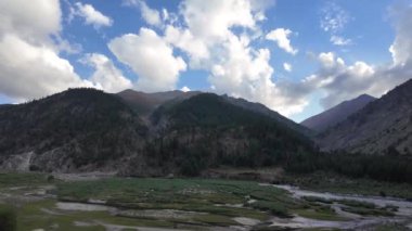 Görkemli Dağ Manzarası Sürücüsü, Soluk Kesen Yeşil Bir Araba Manzarası, Bir Nehir Akışı, Güzel Mavi Gökyüzü, ve Beyaz Bulutlar - Mükemmel Yol Yolculuğu İstikameti - 4K