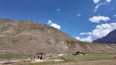  Soluk Kesen Dağ Köyü 4K - Beton Yolu, Marangoz Ahşap Dükkanı, Evler, Açık Mavi Gök, Beyaz Bulutlar Yeşil Tarlalar, Ağaçlar, Dağlardaki Çimenler - Doğa, Seyahat, Turizm, Manzara, Vadi