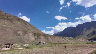 Çarpıcı Manzara Panoramik Dağ Manzarası Köyü 4K - Yüksek Tepeler, Dağlardaki gür Ağaçlar, Yol Boyunca Yeşil Alanlar ve Dramatik Bulutlar - Doğa, Seyahat, Turizm