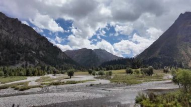 Soluk Altan Dağ Sırası Nehir Akışı Yemyeşil Manzara Çam Ağaçları, Sinema Bulutları Kristal berrak Su, Serene, 4K Yağmur Ormanı Vadisi, Panaromik Tarafı Görünümü Aydınlatılmış Güneş Işığı