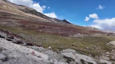 4K Dağ Manzarası Yemyeşil Dağlar, dramatik Aydınlatma, Dinamik Beyaz ve Kara Bulutlar Görkemli Dağ Sıradağları ile Dağ Giden Yol Tarafı Görünümü