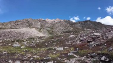  4K Dağ Majestelerinin Hareketli Dağ Manzarası Soluk Altan Dağ Manzarası, Sarkık Yeşil Çayırlar, Yüksek Tepeler, Yapı Hareketi Bulutları, Parlak Mavi Gökyüzü, Sarmal Yol