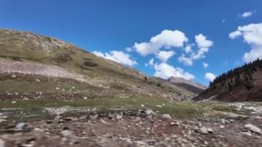 4K Dağ Manzarası İki Yeşil Dağ, Biri Ağaçlarla çevrili, Ilık Yeşil Çayırlarla çevrili, Kontrastlı Işıkla Parıldayan, Mavi Gök Altında Yumuşak Bulutlar