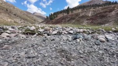 4K Dağ Manzarası İki Yeşil Dağ Manzarası, Biri Ağaçlı, Taşlarla Ayrı Bir Nehir, Mavi Gökyüzü Altında Yumuşak Bulutlar, Yeşil Çayırlar