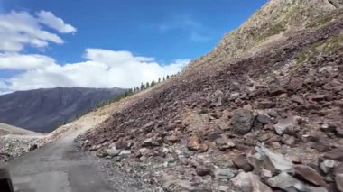 4K Dağ Manzarası, Yeşil Çayırlar, Yüksek Tepeler, Hareketli Bulutlar, Parlak Mavi Gök, Rocky Dağları, Çimen Toprakları, Hareketli Önden Görünüm, Yoğun Ağaçlar, Kırık Yamalı Sarmal Yol