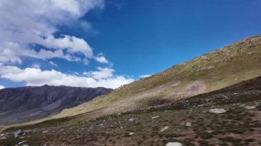 4K Dağ Peyzajı Yeşil Dağ Sırası, Kontrastlı Gölgelerle Sunlit, Yumuşak Bulutlar ve Yapı Hareketi ile Mavi Gökyüzü Altında, yemyeşil bir çayır içinde