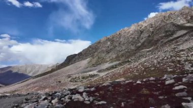 4K Dağ Majestelerinin Nefes Kesen Dağ Manzaralarının Önü, Sarkık Yeşil Çayırlar, Rocky Tepeleri, Yapı Hareketi Bulutları, Parlak Mavi Gökyüzü