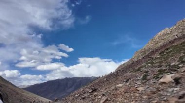 4K Dağ Majestelerinin Dağ Manzarası Hareketli, Bereketli Yeşil Çayırlar, Yükselen Tepeler, Yapı Hareketi Bulutları, Parlak Mavi Gökyüzü, Rocky Dağları, Çimen Toprakları, Hareketli Önden Görünüm