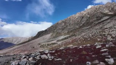 4K Dağ Majestelerinin Yavaş Hareketi Soluk Kesen Dağ Manzaraları, Bereketli Yeşil Çayırlar, Yükselen Rocky Tepeleri, Yapı Hareketi Bulutları, Parlak Mavi Gökyüzü, Dramatik Karşıtlık