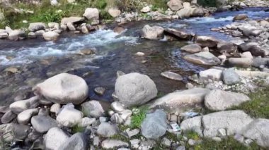 Kayalık Kıyılar ve Taşlar Arasında Akan Bir Dağ Nehri, Nehir Döküntüsü ve Plastik Çöp, Plastik Torbalar, Nehir Taşları Arasında Sıkışmış,