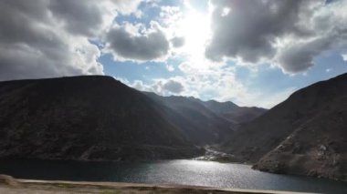 Karanlık Dağlarla çevrili, Mavi ve Kabarık Bulutlar, Koyu Bulutlar ve Hafif Yağmur Damlalarıyla dolu, Karanlık Yeşil Göl 'ün Sinema Tarafı.