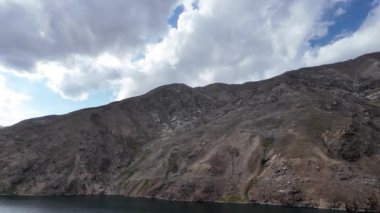  Bir Sinema Tarafı Görünümü, Yol Derin Koyu Yeşil Göl 'e Bakış. Koyu Dağlar Mavi, Yumuşak Bulutlar, Kara Bulutlar ve Yapı Hareketi Bulutları, Düşen Yağmur Damlaları ile Dramatik Bir Gökyüzü Altında Yükseliyor
