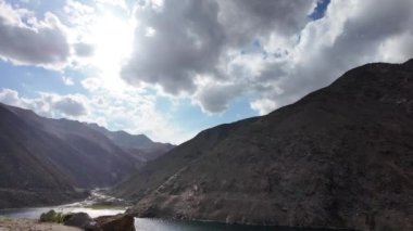 Derin, Koyu Yeşil Göl 'ün Sinema Tarafı, Mavi ve Kabarık Bulutlar, Kara Bulutlar ve Hafif Yağmur Damlaları ile Karanlık Bulutlar Altında Karanlık Dağların Çerçevelediği.