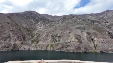 Koyu, Koyu Yeşil Göl 'ün Sinema Tarafı Görünümü, Mavi ve Kabarık Bulutlar Altında Karanlık Dağlar, Uğursuz Kara Bulutlar ve Hafif Hafif Yağmur Damlaları Düşen Hareketli Bulutlar.
