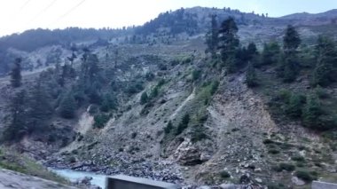 Uzaktaki Görkemli Dağ Dağları 'yla birlikte Gezinen Nehir, Yeşil Çayırlar ve Antika Evlerin Havadan Görünümü. Kristal berrak su parlatıcıları, nefes kesici bir manzara yaratıyor.