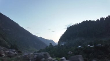  Evening Scenic Roadside River, Lush Trees, Majestic Mountains, ve Cozy Homes with Cooking Smoke, Under Dramatik Skies, Car Drive