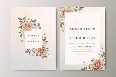 Çiçek çelengi ve krem rengi arka planı olan güzel bir düğün davetiyesi seti.