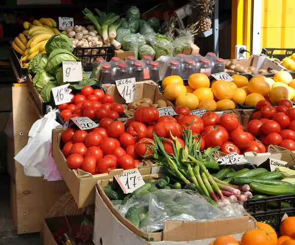 Taze domates, lahana, soğan, salatalık ve diğer yiyecekler birkaç yıl önce şehir piyasasında fiyatlarla kutuda. 