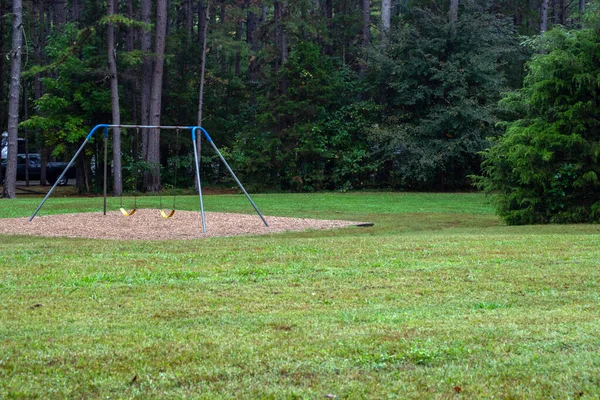 Baloiço Fica Vazio Uma Tarde Quente Acampamento Arkansas Exuberante Verde — Fotografia de Stock