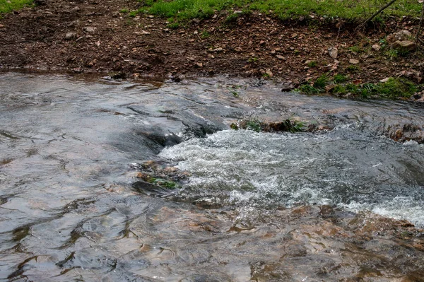 密苏里小河边的一个小瀑布 听着很高兴 也很平静 — 图库照片