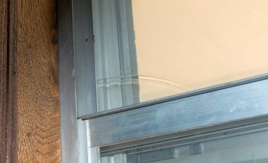 Bu kırık pencere ve sarı camların gösterdiği gibi eski bir evin profesyonel bir tamire ihtiyacı var. Eski evin bir marangoz, bakım ve pencere tadilatına ihtiyacı var..